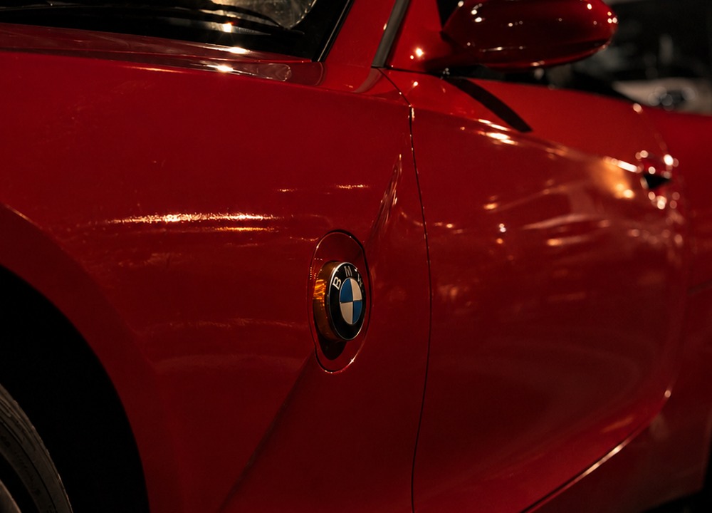 Detalle lateral del roadster rojo