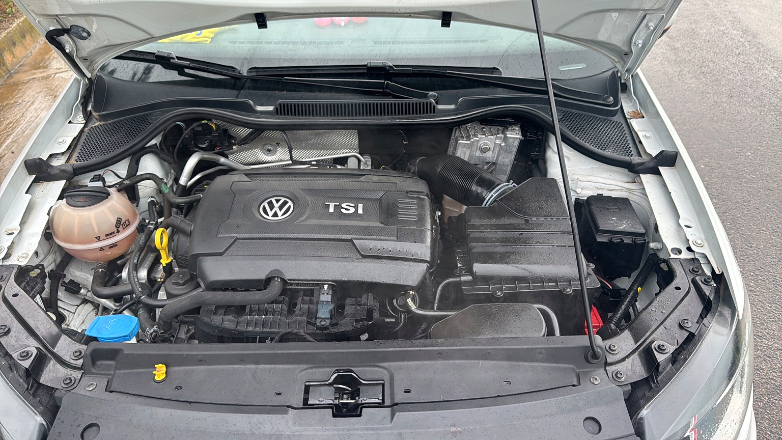 Compartimento del motor del compacto deportivo