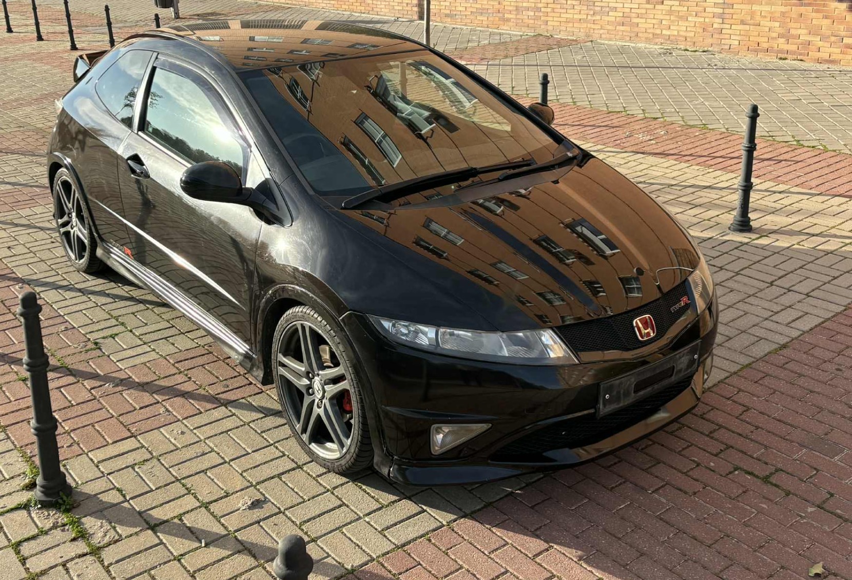 Coupé japonés negro visto desde el exterior